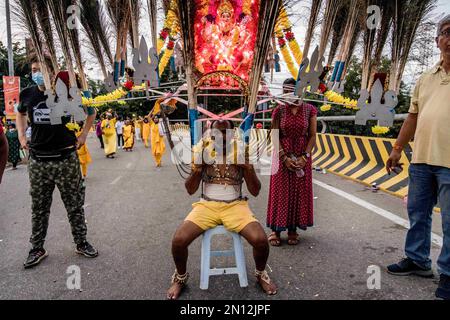 Kuala Lumpur, Kuala Lumpur, Malaisie. 5th févr. 2023. Un dévot hindou malaisien porte un « kavadi » sur ses épaules en se dirigeant vers le temple des grottes de Batu pour faire des offrandes lors des festivals de Thaipusam à 5 février 2023, en dehors de Kuala Lumpur, en Malaisie. Le Thaipusam est un festival hindou célébré principalement par la communauté tamoule. Les dévotés prieront et feront des vœux quand les prières seront répondues et ils accomplissent les voeux en piquant des parties de leur corps telles que leurs joues, leurs langues et leurs dos avant de porter un 'Kavadi' ou des pots de lait sur un voyage de quatre kilomètres de foi. (Image crédit: © Mohd Banque D'Images