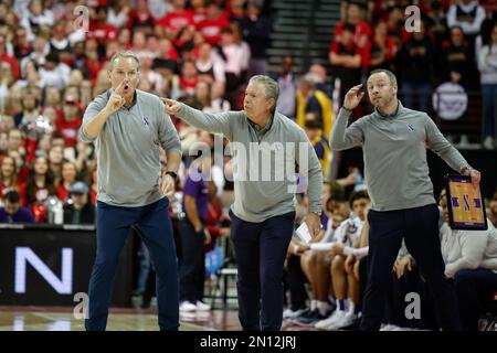 Madison, WI, États-Unis. 5th févr. 2023. Northwestern Wildcats entraîneur en chef Chris Collins pendant le match de basket-ball NCAA entre les Wildcats du Nord-Ouest et les Badgers du Wisconsin au Kohl Center de Madison, WISCONSIN. Darren Lee/CSM/Alamy Live News Banque D'Images