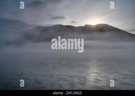 Brouillard sur le réservoir de Sylvenstein, haute-Bavière, Bavière, Allemagne, Europe Banque D'Images