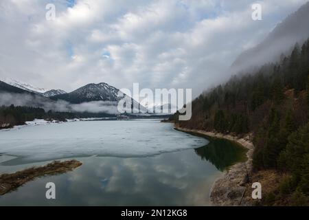 Brouillard matinal au réservoir de Sylvenstein, automne, Lenggries, Bavière, Allemagne, Europe Banque D'Images