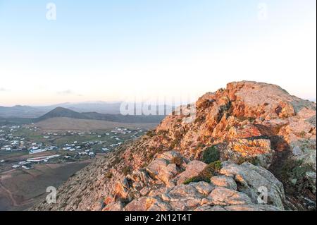 Lever du soleil, soleil du matin sur le rocher, montagne sacrée, Montaña Sagrada de Tindaya près de la Oliva, Fuerteventura, îles Canaries, Espagne, Europe Banque D'Images