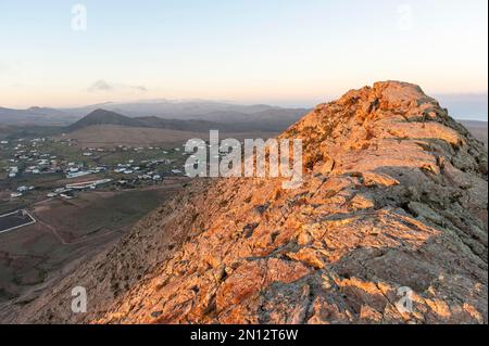 Lever du soleil, soleil du matin sur le rocher, montagne sacrée, Montaña Sagrada de Tindaya près de la Oliva, Fuerteventura, îles Canaries, Espagne, Europe Banque D'Images