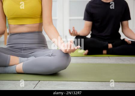 Jeune femme et homme pratiquant le yoga et méditant pour la détente et l'équilibre de la vie sur le tapis dans la chambre à la maison, couple assis et entraînement yog Banque D'Images