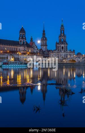 Vue sur la ville à l'heure bleue avec réflexion dans l'Elbe et Ständehaus, Hausmannsturm et Hofkirche en pleine lune, Dresde, Saxe, Allemagne, Europe Banque D'Images