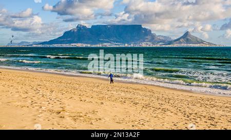 Vue de Bloubergstrand à la silhouette de Cape Town, Afrique du Sud, Cape Town, Western Cape, Afrique Banque D'Images