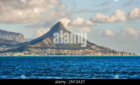 Vue de Bloubergstrand à la silhouette de Cape Town, Afrique du Sud, Cape Town, Western Cape, Afrique Banque D'Images