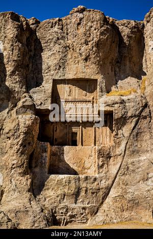 Tombe de roche d'Artaxerxes I. Reliefs de Shapur II et Hormizd II Naqsh-e Rostam, tombes rocheuses des grands Rois, Naqsh-e Rostam, Iran, Asie Banque D'Images