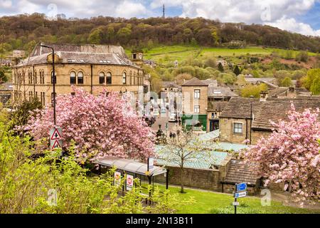 27 avril 2022 : Hebden Bridge, Royaume-Uni - Une vue sur la magnifique ville du Yorkshire de Hebden Bridge, avec des cerisiers et l'animation de Crown Street. Banque D'Images