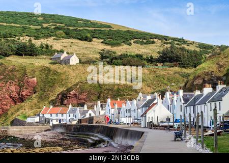 9 septembre 2022 : Pennan, Aberdeenshire, Écosse - le village de Pennan, sur le Moray Firth dans l'Aberdeenshire, un ancien village de pêcheurs rendu célèbre... Banque D'Images