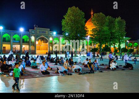 Pèlerins, mosquée et mausolée, Shah Cheragh, l'un des plus importants lieux de pèlerinage des chiites en Iran, Shiraz, Shiraz, Iran, Asie Banque D'Images