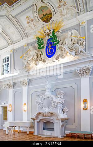 Salle blanche avec de somptueux éléments en stuc, Château baroque de Catherine Valley, Kadriorg, Tallinn, Estonie, Tallinn, Estonie, Europe Banque D'Images