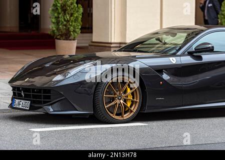 Voiture de sport garée Ferrari F12 Berlinetta, Maximilianstraße, Munich, haute-Bavière, Bavière, Allemagne, Europe Banque D'Images