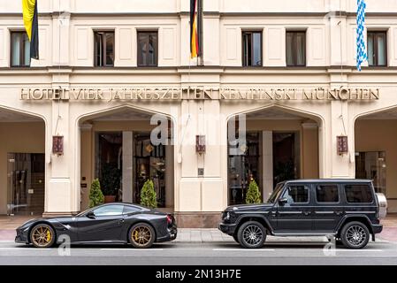 Voiture de sport garée Ferrari F12 Berlinetta et SUV Mercedes-Benz AMG G 63, classe G, en face de l'hôtel Vier Jahreszeiten Kempinski, Maximilianstraße, Mun Banque D'Images