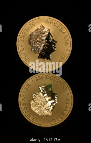 1 onces Australian Kangaroo 2018, Fine Gold Content 9999, Studio Photography with Black Background Banque D'Images