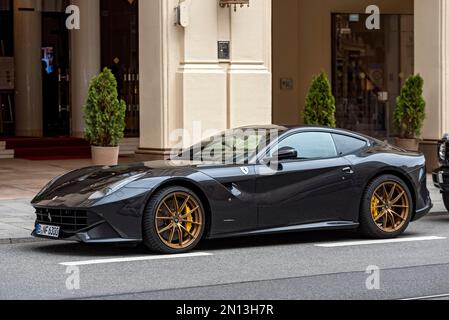 Voiture de sport garée Ferrari F12 Berlinetta, Maximilianstraße, Munich, haute-Bavière, Bavière, Allemagne, Europe Banque D'Images