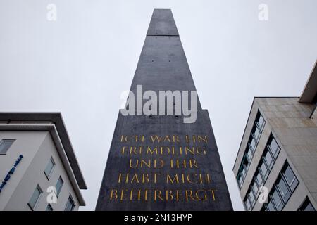 Oeuvre Obélisque avec une citation de l'Evangile de Matthieu, artiste Olu Oguibe, Florenteniner Platz, Kassel, Hesse, Allemagne, Europe Banque D'Images