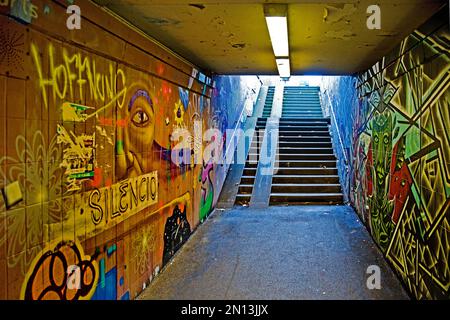 Streetart à Kassel, passage souterrain, rue - espace pour les expériences urbaines, Kassel, Hesse, Allemagne, Europe Banque D'Images