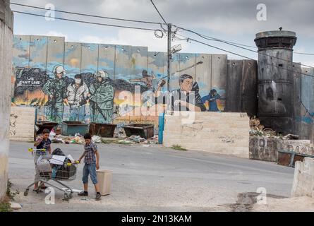 J et Cisjordanie, PalestineYouths dans le camp de réfugiés palestiniens Aida près de Bethléem vivent juste à côté du mur de huit mètres de haut construit par Israël Banque D'Images