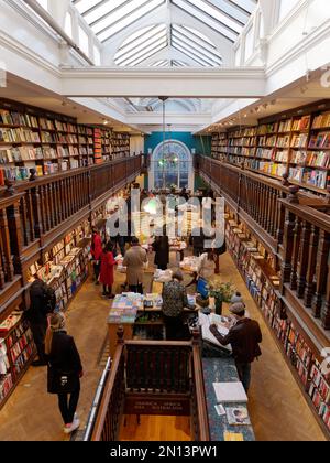 Intérieur élégant niveau muliti de la librairie Daunt à Marylebone High Street, Londres Angleterre Banque D'Images