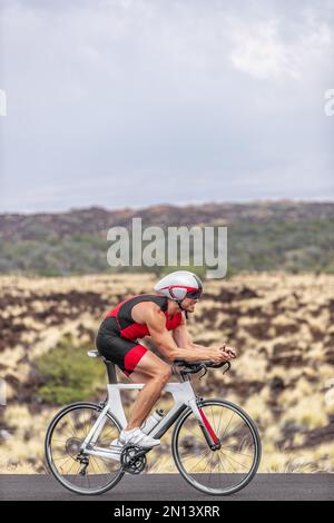 Triathlon temps d'essai de compétition triathlète homme cycliste sur route vélo à Hawaï course en montée dans la course difficile dans le paysage volcanique. Fitness Banque D'Images