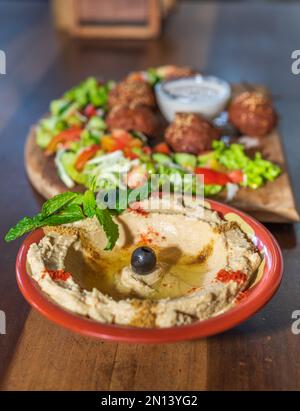 Délicieuse assiette de falafel sur une table en bois, Banque D'Images