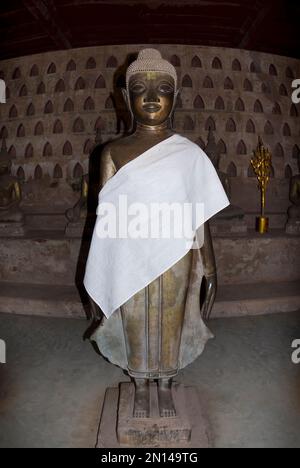 Bouddha debout, statue à la purée blanche en appelant à la pose debout de pluie, Wat si Saket, Vientiane, Laos Banque D'Images