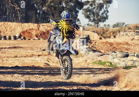 Il est temps d'extraire cette piste. Vue arrière d'un motocross en action. Banque D'Images