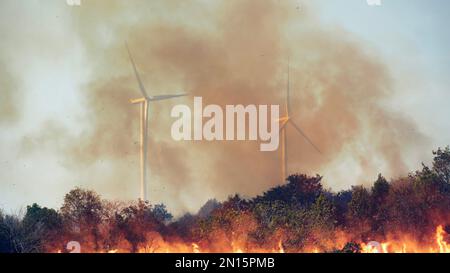 Éoliennes électriques et feux de forêt de nature sèche ou causés par l'homme. Banque D'Images