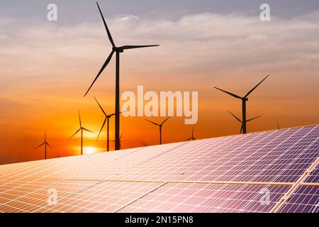 éolienne et un panneau solaire au coucher du soleil.source d'énergie durable pour les villes intelligentes. Banque D'Images