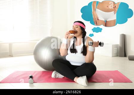 Femme en surpoids rêvant d'un corps mince tout en prétendant faire des exercices et manger un petit pain. Concept de perte de poids Banque D'Images