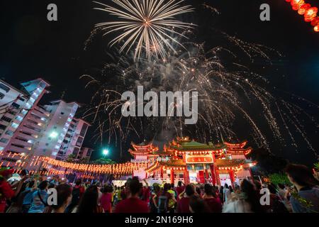 Kuala Lumpur, Malaisie. 5th févr. 2023. Les feux d'artifice sont illustrés lors de la célébration du festival Lantern au temple Thean Hou à Kuala Lumpur, en Malaisie, le 5 février 2023. Credit: Chong Voon Chung/Xinhua/Alay Live News Banque D'Images
