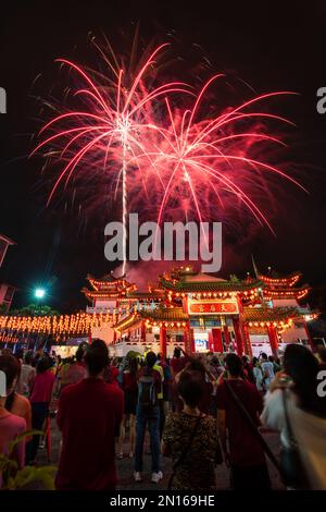 Kuala Lumpur, Malaisie. 5th févr. 2023. Les feux d'artifice sont illustrés lors de la célébration du festival Lantern au temple Thean Hou à Kuala Lumpur, en Malaisie, le 5 février 2023. Credit: Chong Voon Chung/Xinhua/Alay Live News Banque D'Images