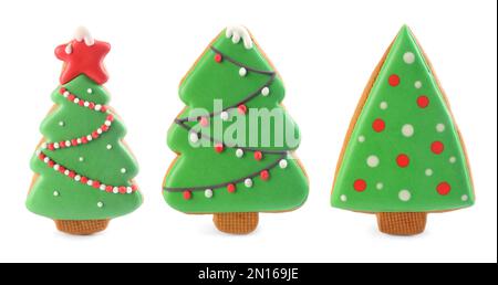 Ensemble de biscuits en forme d'arbre de Noël sur fond blanc. Bannière Banque D'Images