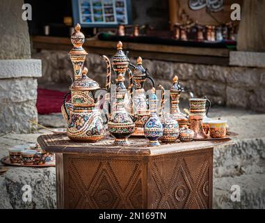 Les ustensiles métalliques en cuivre et en laiton. Théières, tasses, lampes, cruches, en or, laiton, argent fait main Banque D'Images