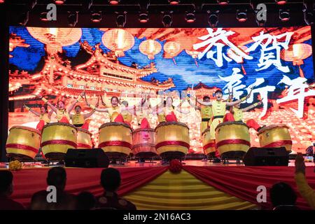 Kuala Lumpur, Malaisie. 5th févr. 2023. La représentation du tambour est organisée pendant la célébration du festival Lantern au temple Thean Hou à Kuala Lumpur, Malaisie, le 5 février 2023. Credit: Chong Voon Chung/Xinhua/Alay Live News Banque D'Images