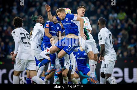 Moenchengladbach, Allemagne. 4th févr. 2023. Kouadio Kone (BMG), Julian Weigl (BMG), Simon Terodde (S04), Nico Elvedi (BMG) Borussia Mönchengladbach - Banque D'Images