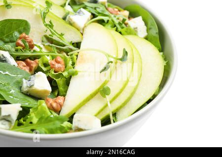 Salade savoureuse avec tranches de poire sur fond blanc, gros plan Banque D'Images