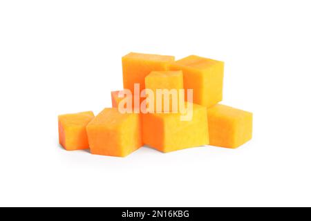 Morceaux de citrouille orange mûre sur fond blanc Banque D'Images