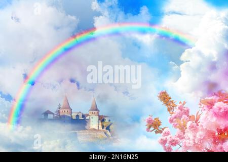 Un monde fantastique. Magnifique arc-en-ciel dans le ciel avec des nuages moelleux sur le château enchanté Banque D'Images