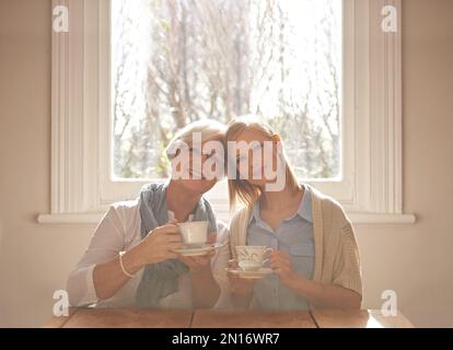 Une belle fête de thé le matin. une jeune femme attirante qui visite son gran pour le thé. Banque D'Images