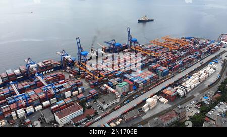 Vladivostok, Russie - 9 août 2021: Un port de cargaison dans une grande ville. Vue de drone. Banque D'Images