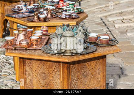 Les ustensiles métalliques en cuivre et en laiton. Théières, tasses, lampes, cruches, en or, laiton, argent fait main Banque D'Images