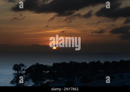 Lever du soleil à Tg Balai, Karimun en Indonésie. Vue du dessus Banque D'Images