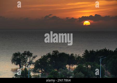 Lever du soleil à Tg Balai, Karimun en Indonésie. Vue du dessus Banque D'Images