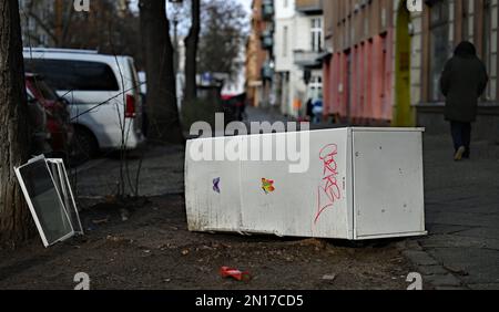 Berlin, Allemagne. 02nd févr. 2023. Un réfrigérateur jeté se trouve sur un trottoir à Berlin. Credit: Philipp Znidar/dpa-Zentralbild/dpa/Alay Live News Banque D'Images