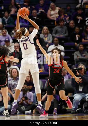 Baton Rouge, États-Unis. 02nd févr. 2023. LSU Lady Tigers, avant LaDazhia Williams (0), tire un pull sur Georgia Lady Bulldgs, avant Brittney Smith (24), lors d'un match de basket-ball universitaire féminin au Pete Maravich Assembly Centre à Baton Rouge, Louisiane, jeudi, 2 février 2023. (Photo de Peter G. Forest/Sipa USA) crédit: SIPA USA/Alay Live News Banque D'Images
