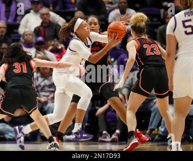 Baton Rouge, États-Unis. 02nd févr. 2023. LSU Lady Tigers avance LaDazhia Williams (0) va dur dans le panier contre la Géorgie Lady Bulldogs avance Brittney Smith (24) lors d'un match de basket-ball universitaire féminin au Pete Maravich Assembly Centre à Baton Rouge, Louisiane, jeudi, 2 février 2023. (Photo de Peter G. Forest/Sipa USA) crédit: SIPA USA/Alay Live News Banque D'Images