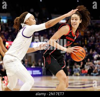 Baton Rouge, États-Unis. 02nd févr. 2023. Georgia Lady Bulldogs avance Brittney Smith (24) tente de faire un pas contre LSU Lady Tigers avance LaDazhia Williams (0) lors d'un match de basket-ball universitaire féminin au Pete Maravich Assembly Centre à Baton Rouge, Louisiane, jeudi, 2 février 2023. (Photo de Peter G. Forest/Sipa USA) crédit: SIPA USA/Alay Live News Banque D'Images