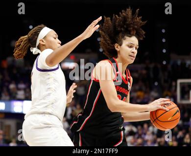 Baton Rouge, États-Unis. 02nd févr. 2023. LSU Lady Tigers avance LaDazhia Williams (0) défend la Géorgie Lady Bulldgs avance Brittney Smith (24) lors d'un match de basket-ball universitaire féminin au Pete Maravich Assembly Centre à bâton-Rouge, Louisiane, jeudi, 2 février 2023. (Photo de Peter G. Forest/Sipa USA) crédit: SIPA USA/Alay Live News Banque D'Images