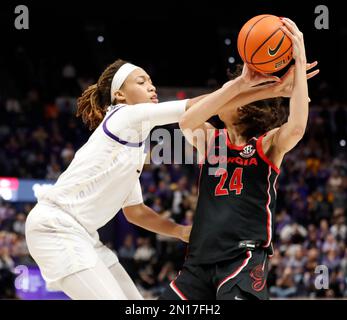Baton Rouge, États-Unis. 02nd févr. 2023. LSU Lady Tigers avance LaDazhia Williams (0) foules Georgia Lady Bulldgs avance Brittney Smith (24) alors qu'elle est en action de tirer lors d'un match de basket-ball universitaire féminin au Pete Maravich Assembly Centre à Baton Rouge, Louisiane, jeudi, 2 février 2023. (Photo de Peter G. Forest/Sipa USA) crédit: SIPA USA/Alay Live News Banque D'Images